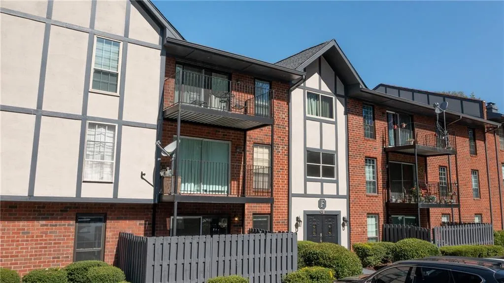 6851 Roswell Road Unit F1, Sandy Springs, Georgia 30328, 2 Bedrooms Bedrooms, ,2 BathroomsBathrooms,Residential,Sold,6851 Roswell Road Unit F1,7031931