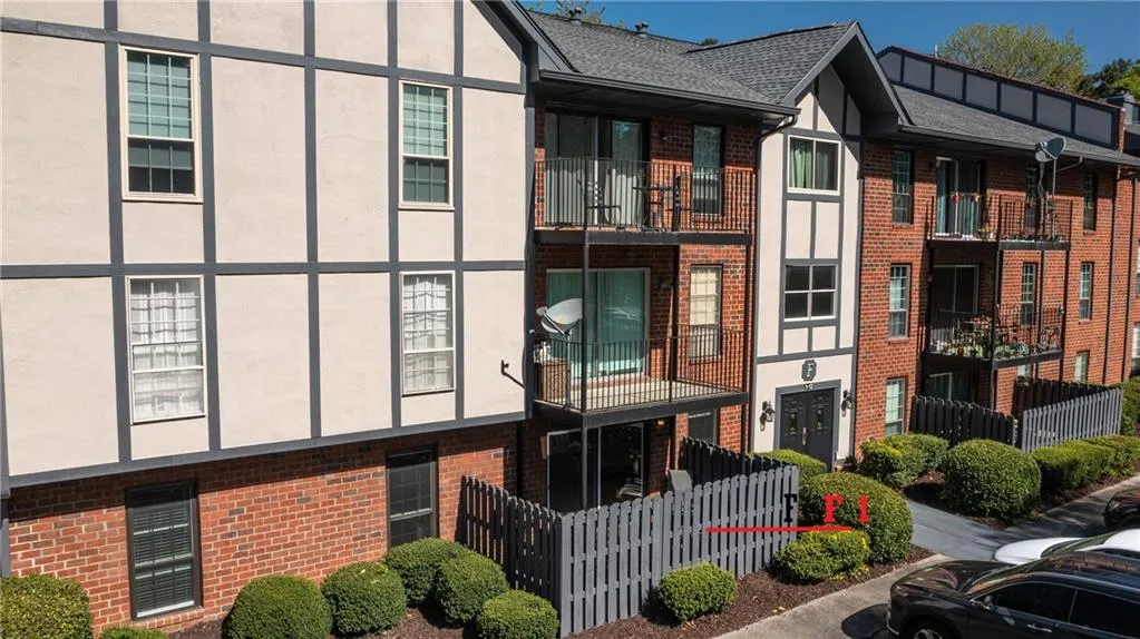 6851 Roswell Road Unit F1, Sandy Springs, Georgia 30328, 2 Bedrooms Bedrooms, ,2 BathroomsBathrooms,Residential,Sold,6851 Roswell Road Unit F1,7031931