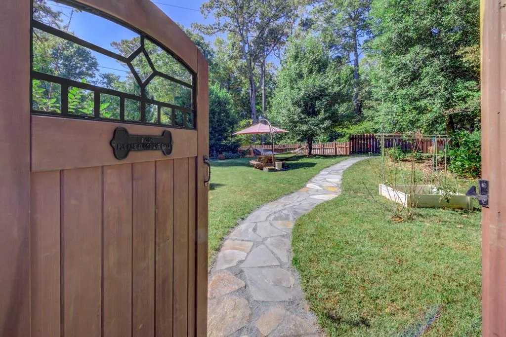 5200 Riverview Road, Atlanta, Georgia 30327, 4 Bedrooms Bedrooms, ,2 BathroomsBathrooms,Residential,Sold,5200 Riverview Road,7128060