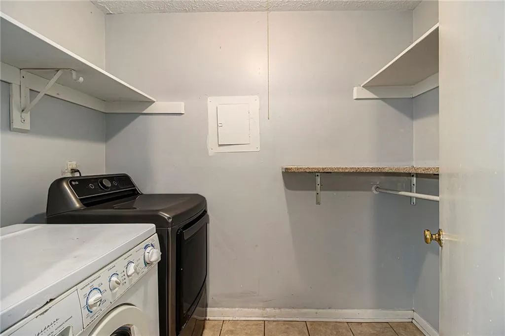 5143 Roswell Road Unit 8, Atlanta, Georgia 30342, 2 Bedrooms Bedrooms, ,1 BathroomBathrooms,Residential,For Sale,5143 Roswell Road Unit 8,7682883