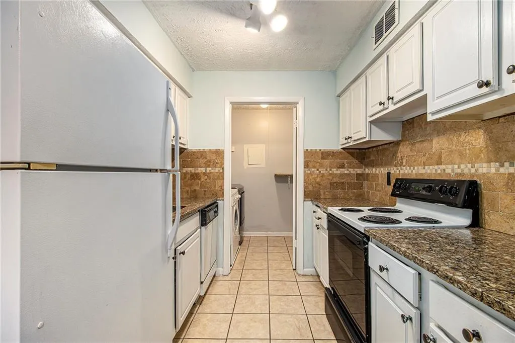 5143 Roswell Road Unit 8, Atlanta, Georgia 30342, 2 Bedrooms Bedrooms, ,1 BathroomBathrooms,Residential,For Sale,5143 Roswell Road Unit 8,7682883