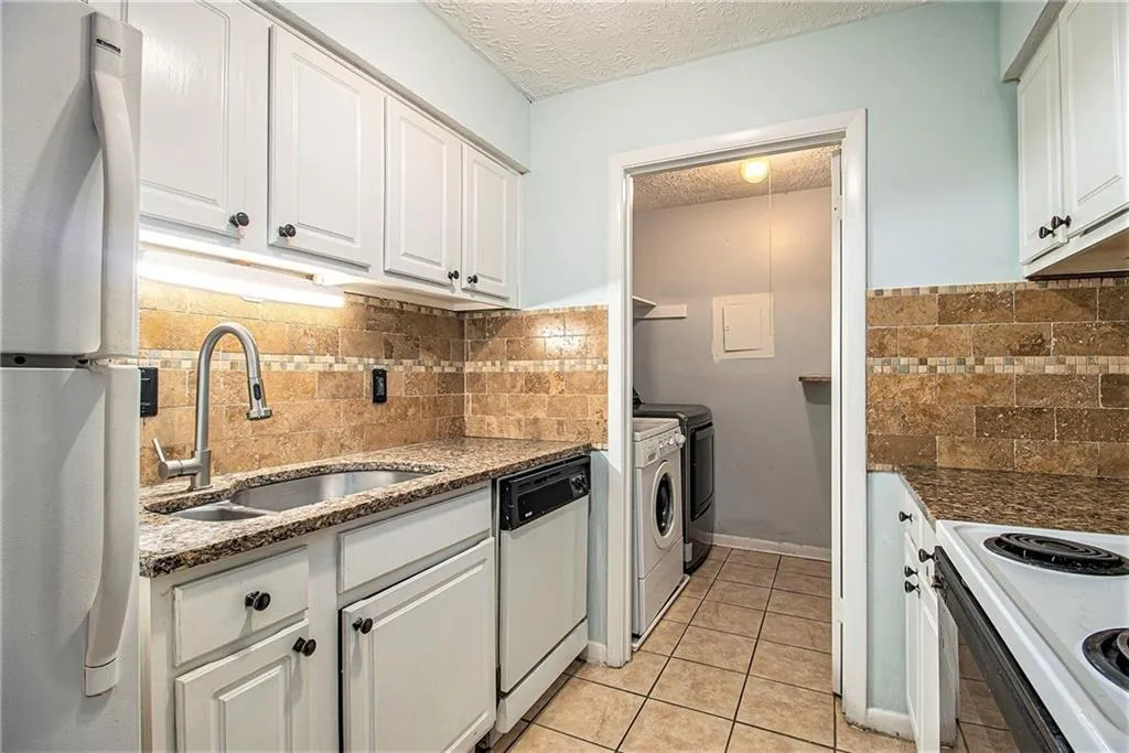 5143 Roswell Road Unit 8, Atlanta, Georgia 30342, 2 Bedrooms Bedrooms, ,1 BathroomBathrooms,Residential,For Sale,5143 Roswell Road Unit 8,7682883