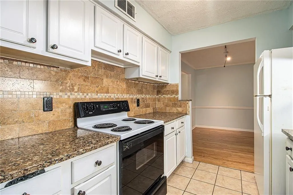 5143 Roswell Road Unit 8, Atlanta, Georgia 30342, 2 Bedrooms Bedrooms, ,1 BathroomBathrooms,Residential,For Sale,5143 Roswell Road Unit 8,7682883