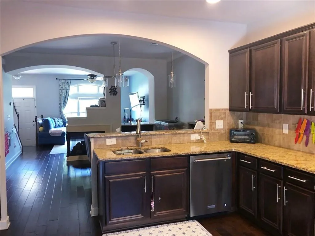 7370 Glisten Avenue, Atlanta, Georgia 30328, 3 Bedrooms Bedrooms, ,3 BathroomsBathrooms,Residential,Sold,7370 Glisten Avenue,6724759