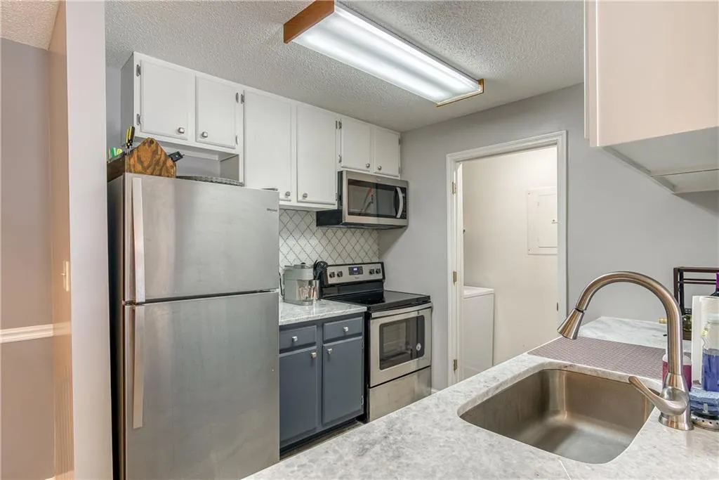 329 Granville Court, Atlanta, Georgia 30328, 1 Bedroom Bedrooms, ,1 BathroomBathrooms,Residential,Sold,329 Granville Court,6866246
