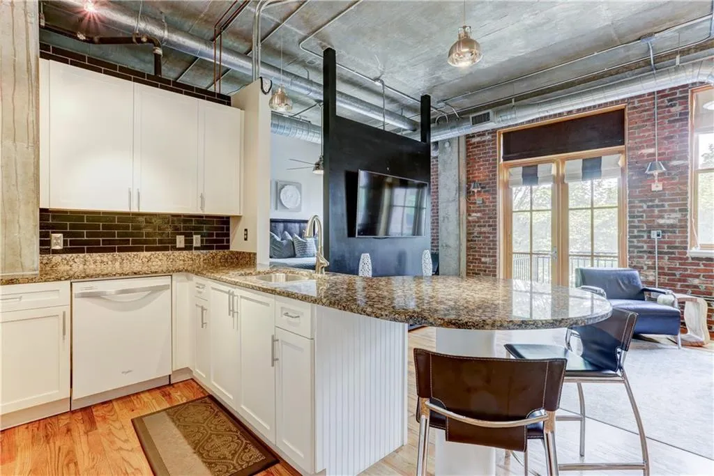 3235 Roswell Road Ne Unit 520, Atlanta, Georgia 30305, 2 Bedrooms Bedrooms, ,2 BathroomsBathrooms,Residential,Sold,3235 Roswell Road Ne Unit 520,6547130