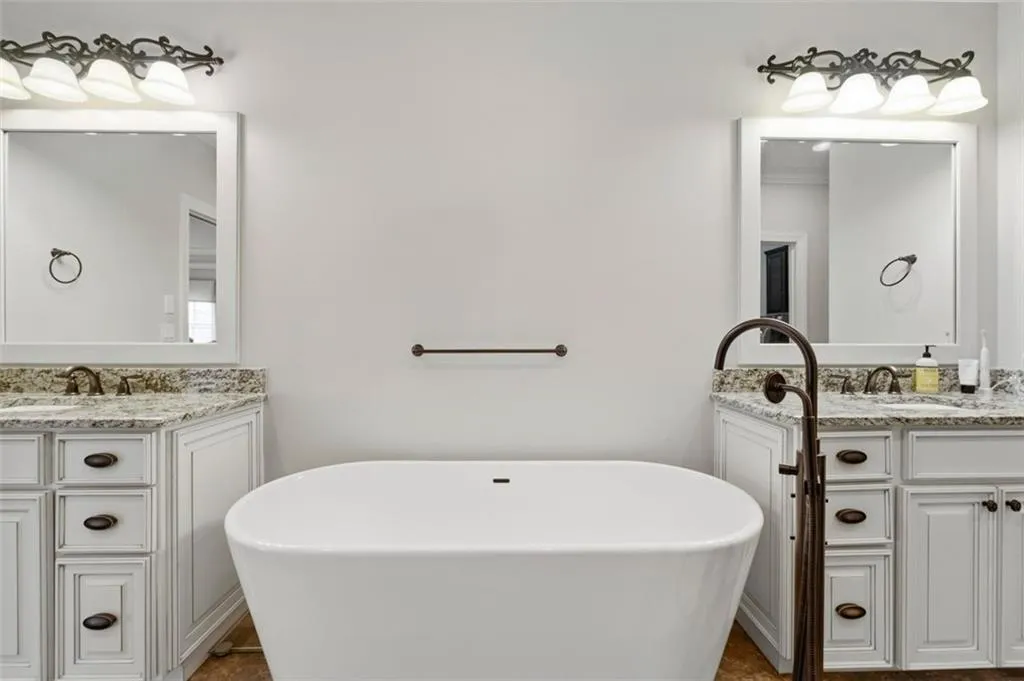 3866 Paces Lookout Drive Se Unit 13, Atlanta, Georgia 30339, 4 Bedrooms Bedrooms, 0 ,4 BathroomsBathrooms,Residential,For Sale,3866 Paces Lookout Drive Se Unit 13,7819625