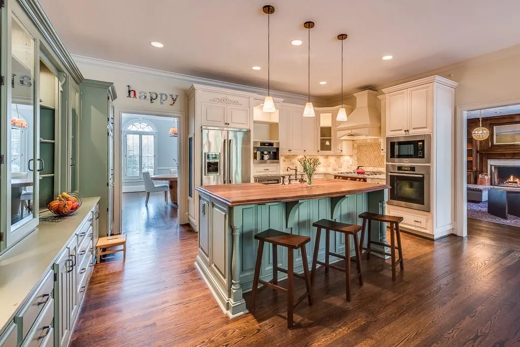 880 Powers Lake Drive, Sandy Springs, Georgia 30327, 6 Bedrooms Bedrooms, ,5 BathroomsBathrooms,Residential,Sold,880 Powers Lake Drive,5959611