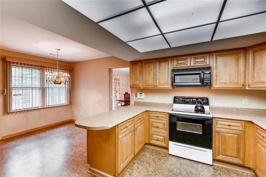 516 The North Chace, Sandy Springs, Georgia 30328, 3 Bedrooms Bedrooms, ,2 BathroomsBathrooms,Residential,Sold,516 The North Chace,5836833