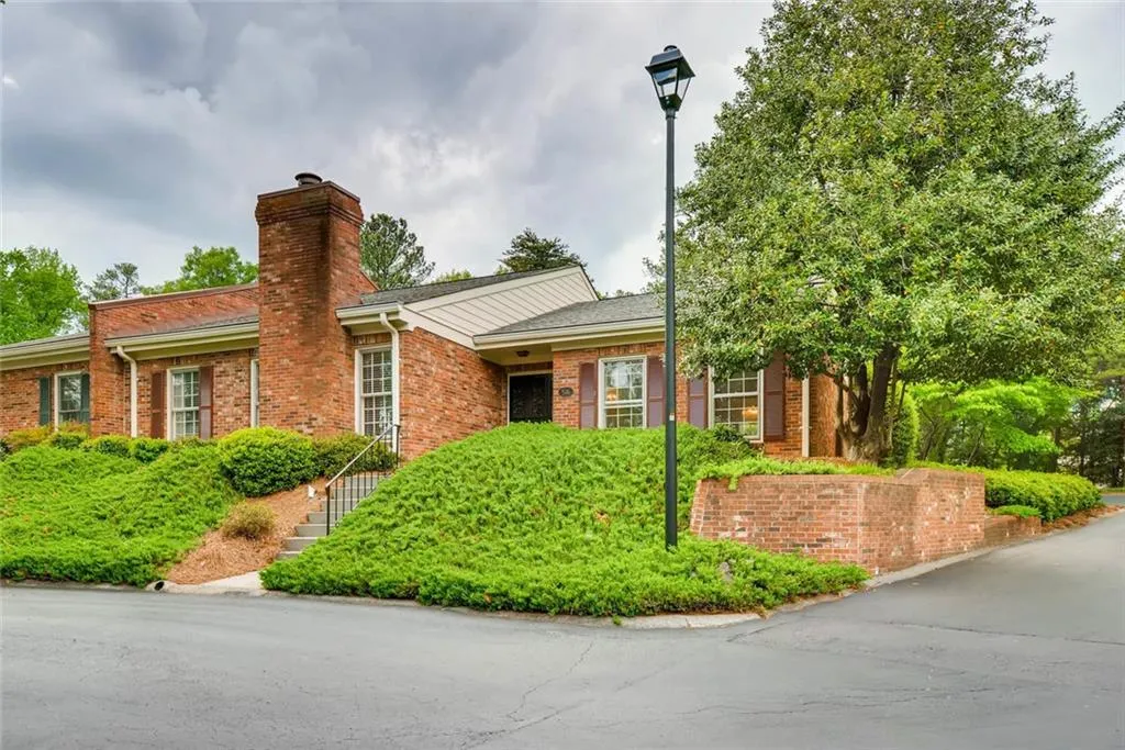 516 The North Chace, Sandy Springs, Georgia 30328, 3 Bedrooms Bedrooms, ,2 BathroomsBathrooms,Residential,Sold,516 The North Chace,5836833