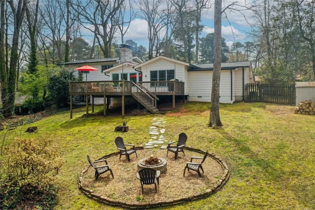 709 Carriage Drive, Sandy Springs, Georgia 30328, 4 Bedrooms Bedrooms, ,2 BathroomsBathrooms,Residential,Sold,709 Carriage Drive,7192699