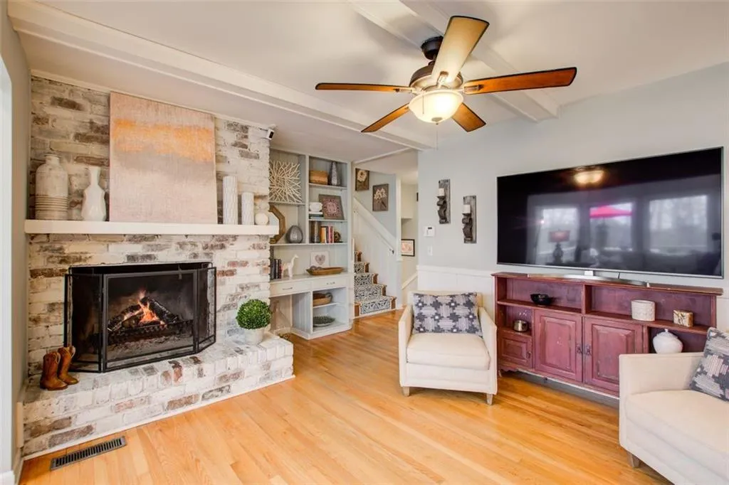 709 Carriage Drive, Sandy Springs, Georgia 30328, 4 Bedrooms Bedrooms, ,2 BathroomsBathrooms,Residential,Sold,709 Carriage Drive,7192699