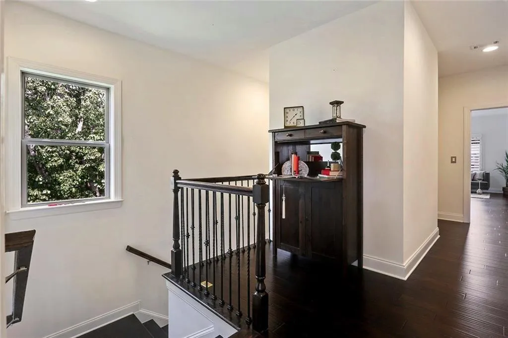 Open wide landing on 2nd level.