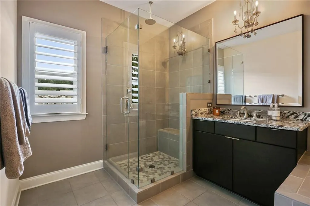 Framelesss shower door.