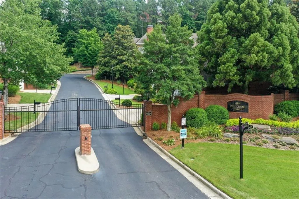 205 Crossing Valley Lane, Sandy Springs, Georgia 30339, 3 Bedrooms Bedrooms, ,2 BathroomsBathrooms,Residential,Sold,205 Crossing Valley Lane,7062591
