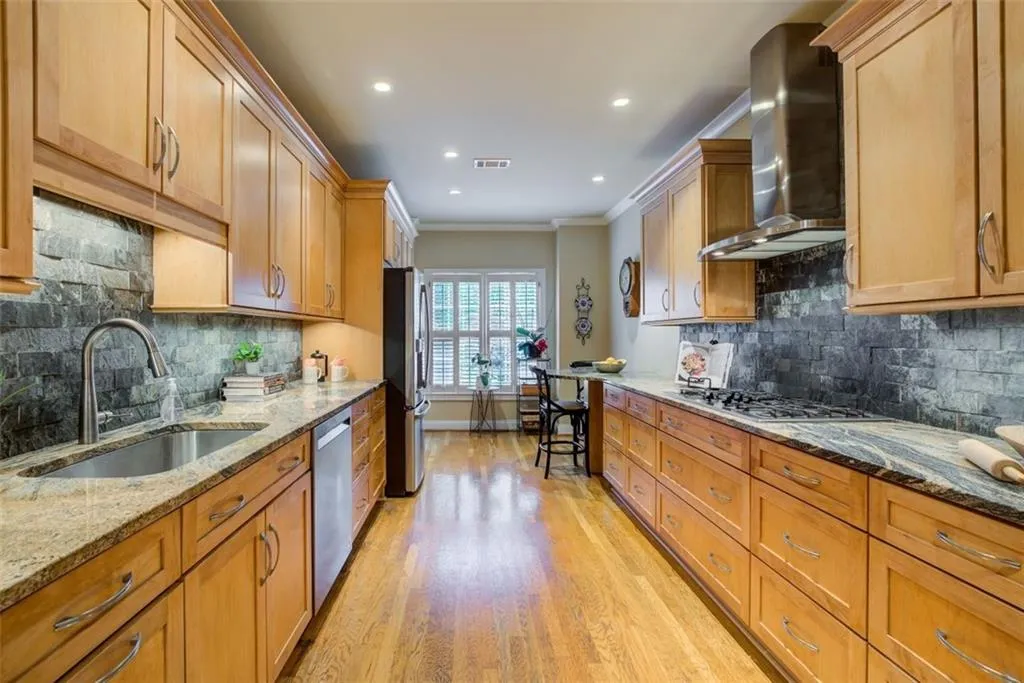 205 Crossing Valley Lane, Sandy Springs, Georgia 30339, 3 Bedrooms Bedrooms, ,2 BathroomsBathrooms,Residential,Sold,205 Crossing Valley Lane,7062591