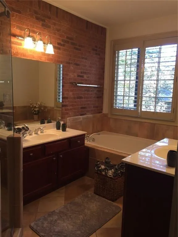 5512 Glenridge Drive Unit O, Atlanta, Georgia 30342, 3 Bedrooms Bedrooms, ,3 BathroomsBathrooms,Residential,Sold,5512 Glenridge Drive Unit O,6011072