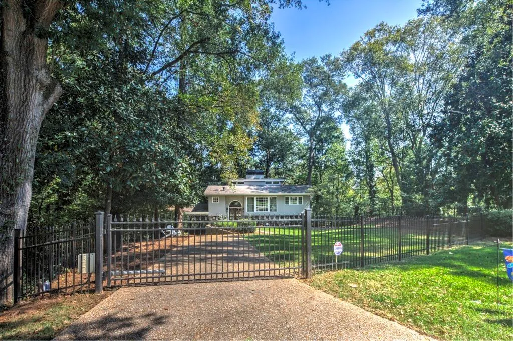 2925 Ridgewood Circle Nw, Atlanta, Georgia 30327, 4 Bedrooms Bedrooms, ,3 BathroomsBathrooms,Residential,Sold,2925 Ridgewood Circle Nw,5910840