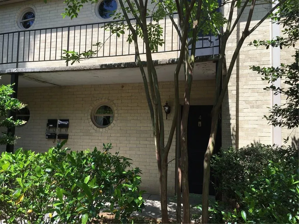 5400 Roswell Road Unit B4, Atlanta, Georgia 30342, 1 Bedroom Bedrooms, ,1 BathroomBathrooms,Residential,Sold,5400 Roswell Road Unit B4,5692821