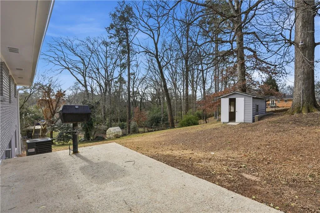 View of yard featuring a shed