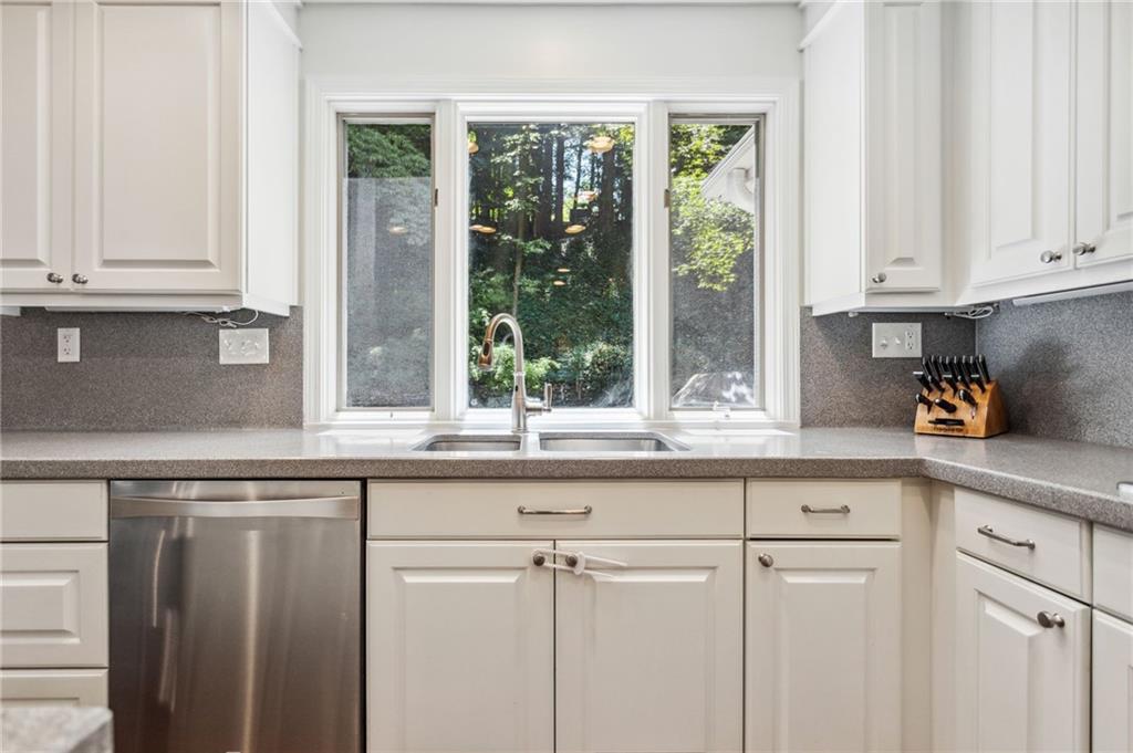 520 N Harbor Drive, Atlanta, Georgia 30328, 5 Bedrooms Bedrooms, ,3 BathroomsBathrooms,Residential,Sold,520 N Harbor Drive,7299059