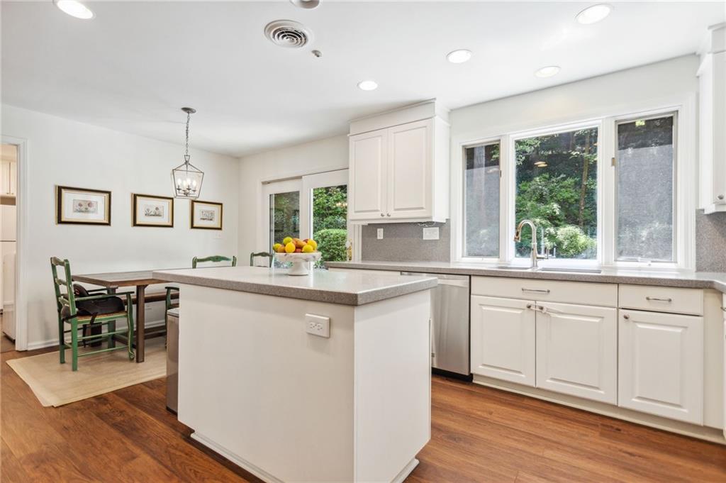 520 N Harbor Drive, Atlanta, Georgia 30328, 5 Bedrooms Bedrooms, ,3 BathroomsBathrooms,Residential,Sold,520 N Harbor Drive,7299059