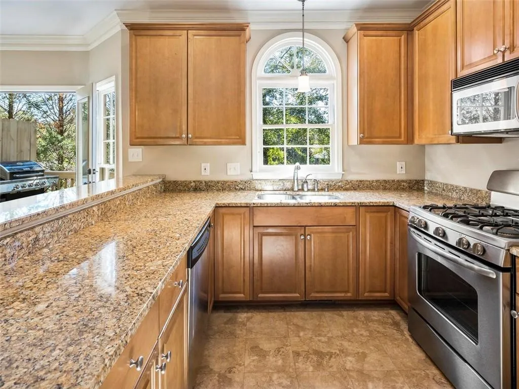 12 Honour Avenue Nw Unit 10, Atlanta, Georgia 30305, 2 Bedrooms Bedrooms, ,2 BathroomsBathrooms,Residential,Sold,12 Honour Avenue Nw Unit 10,6807812
