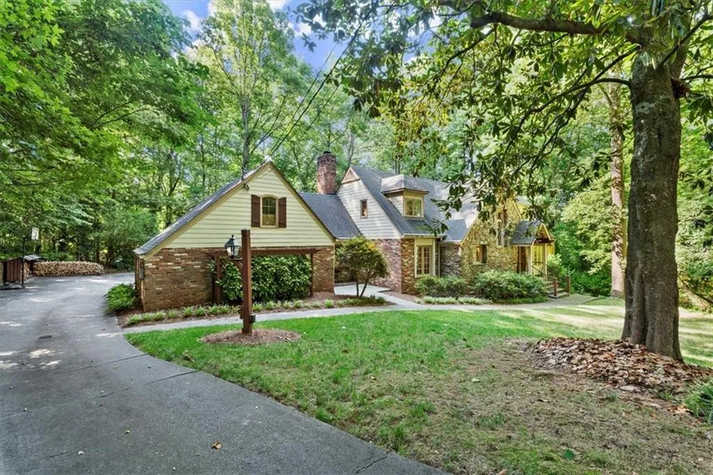 View of front facade featuring a front yard