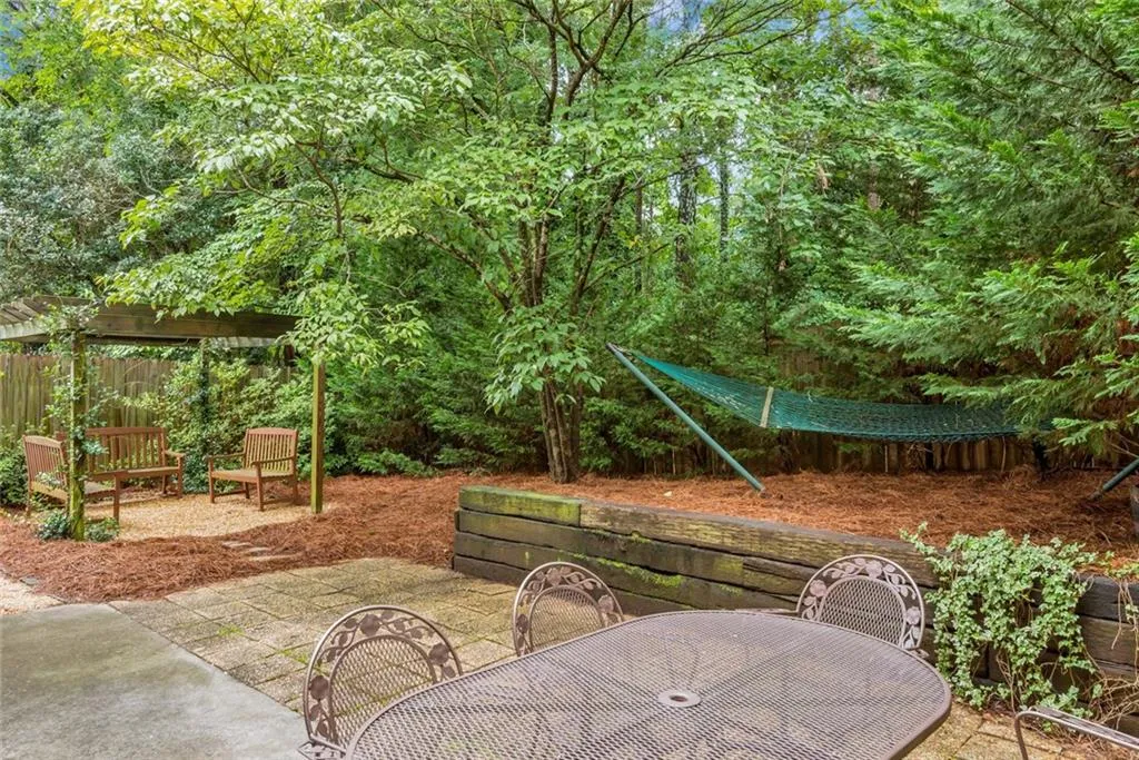 184 Peachtree Hollow Court, Atlanta, Georgia 30328, 3 Bedrooms Bedrooms, ,2 BathroomsBathrooms,Residential,Sold,184 Peachtree Hollow Court,6084301