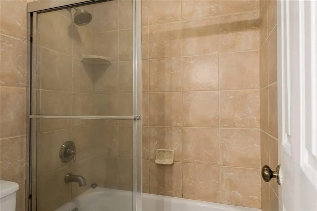 184 Peachtree Hollow Court, Atlanta, Georgia 30328, 3 Bedrooms Bedrooms, ,2 BathroomsBathrooms,Residential,Sold,184 Peachtree Hollow Court,6084301