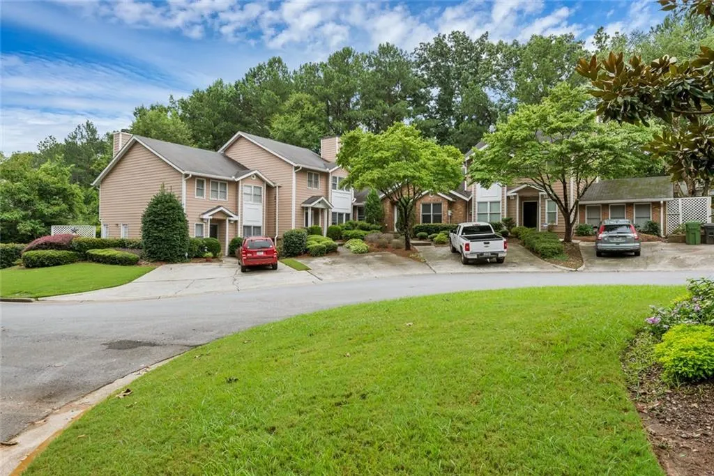 184 Peachtree Hollow Court, Atlanta, Georgia 30328, 3 Bedrooms Bedrooms, ,2 BathroomsBathrooms,Residential,Sold,184 Peachtree Hollow Court,6084301