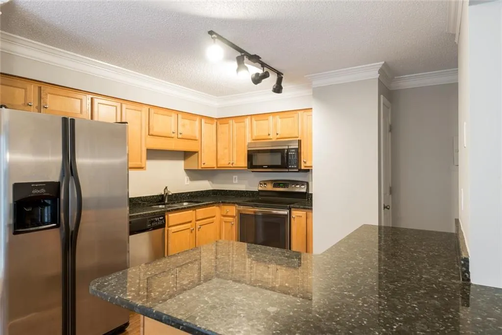 184 Peachtree Hollow Court, Atlanta, Georgia 30328, 3 Bedrooms Bedrooms, ,2 BathroomsBathrooms,Residential,Sold,184 Peachtree Hollow Court,6084301