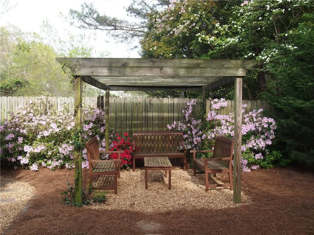 184 Peachtree Hollow Court, Atlanta, Georgia 30328, 3 Bedrooms Bedrooms, ,2 BathroomsBathrooms,Residential,Sold,184 Peachtree Hollow Court,6084301