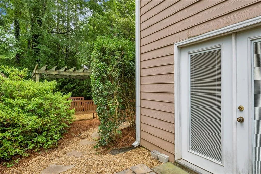 184 Peachtree Hollow Court, Atlanta, Georgia 30328, 3 Bedrooms Bedrooms, ,2 BathroomsBathrooms,Residential,Sold,184 Peachtree Hollow Court,6084301