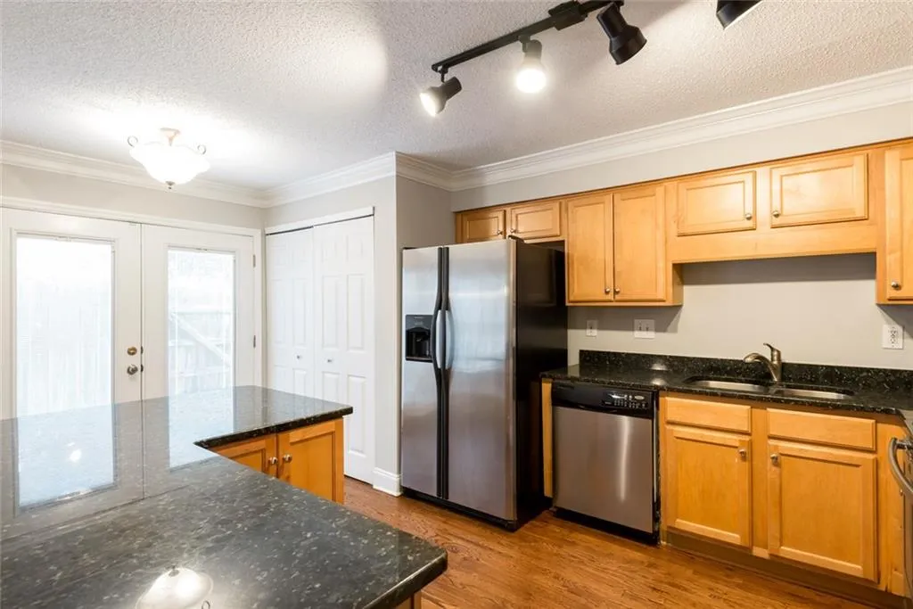 184 Peachtree Hollow Court, Atlanta, Georgia 30328, 3 Bedrooms Bedrooms, ,2 BathroomsBathrooms,Residential,Sold,184 Peachtree Hollow Court,6084301