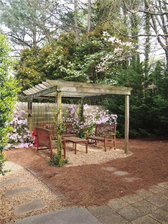 184 Peachtree Hollow Court, Atlanta, Georgia 30328, 3 Bedrooms Bedrooms, ,2 BathroomsBathrooms,Residential,Sold,184 Peachtree Hollow Court,6084301