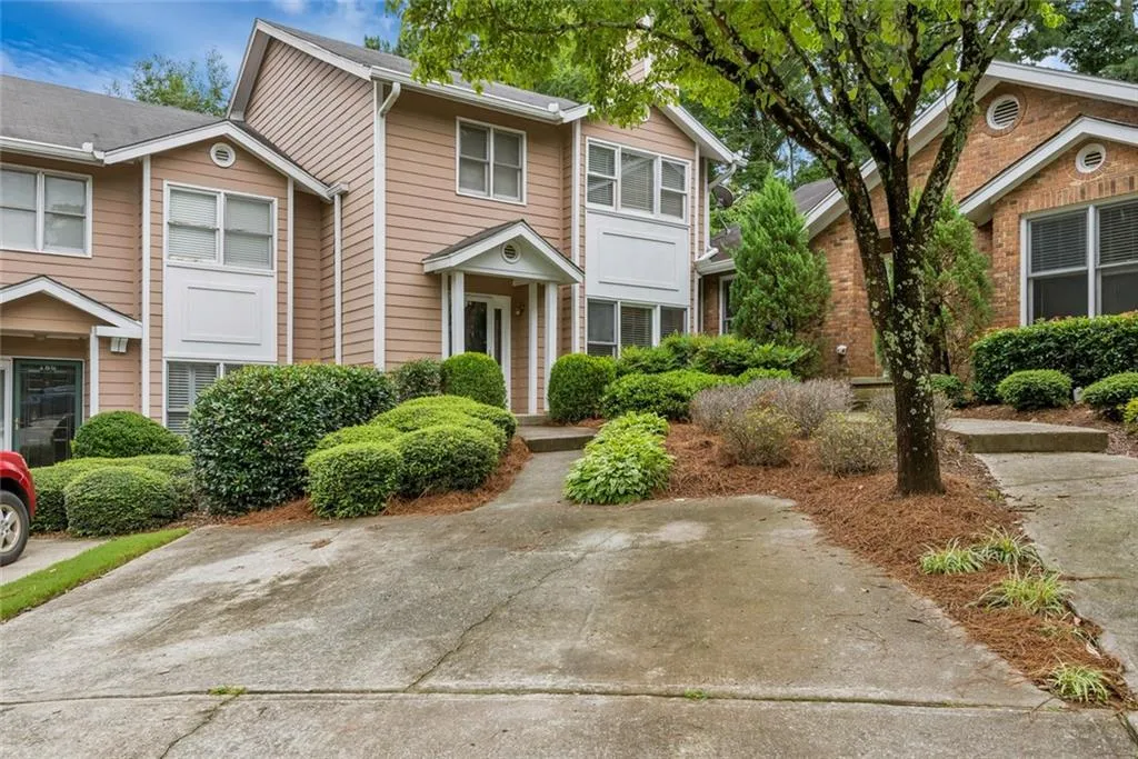184 Peachtree Hollow Court, Atlanta, Georgia 30328, 3 Bedrooms Bedrooms, ,2 BathroomsBathrooms,Residential,Sold,184 Peachtree Hollow Court,6084301