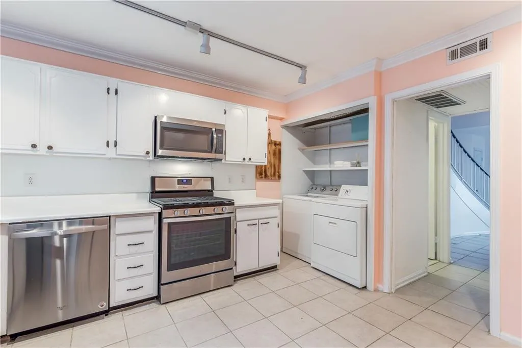 5400 Roswell Road Unit I-6, Atlanta, Georgia 30342, 3 Bedrooms Bedrooms, ,2 BathroomsBathrooms,Residential,Sold,5400 Roswell Road Unit I-6,5932331
