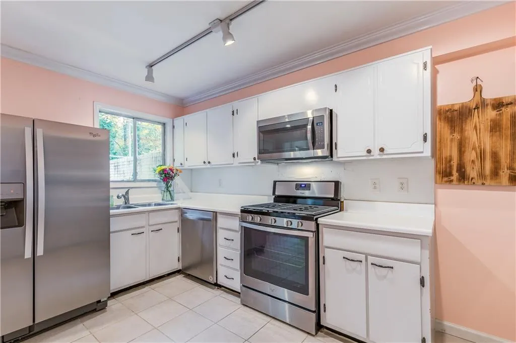5400 Roswell Road Unit I-6, Atlanta, Georgia 30342, 3 Bedrooms Bedrooms, ,2 BathroomsBathrooms,Residential,Sold,5400 Roswell Road Unit I-6,5932331