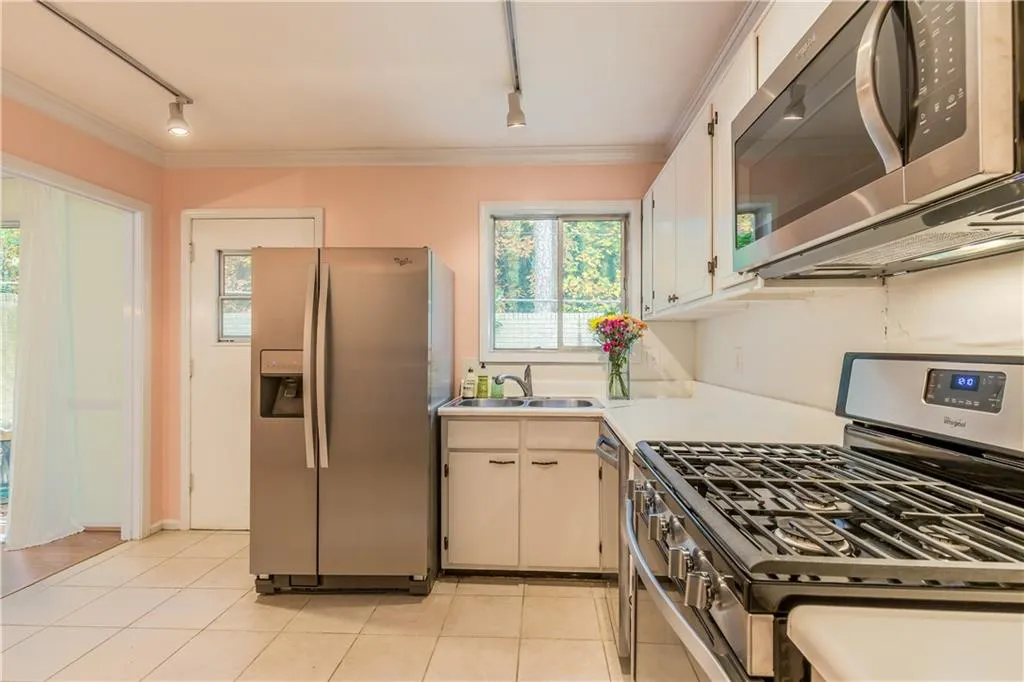 5400 Roswell Road Unit I-6, Atlanta, Georgia 30342, 3 Bedrooms Bedrooms, ,2 BathroomsBathrooms,Residential,Sold,5400 Roswell Road Unit I-6,5932331