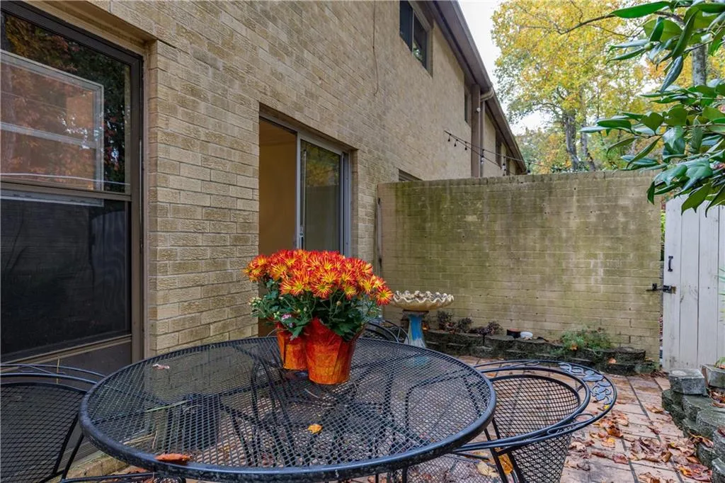 5400 Roswell Road Unit I-6, Atlanta, Georgia 30342, 3 Bedrooms Bedrooms, ,2 BathroomsBathrooms,Residential,Sold,5400 Roswell Road Unit I-6,5932331
