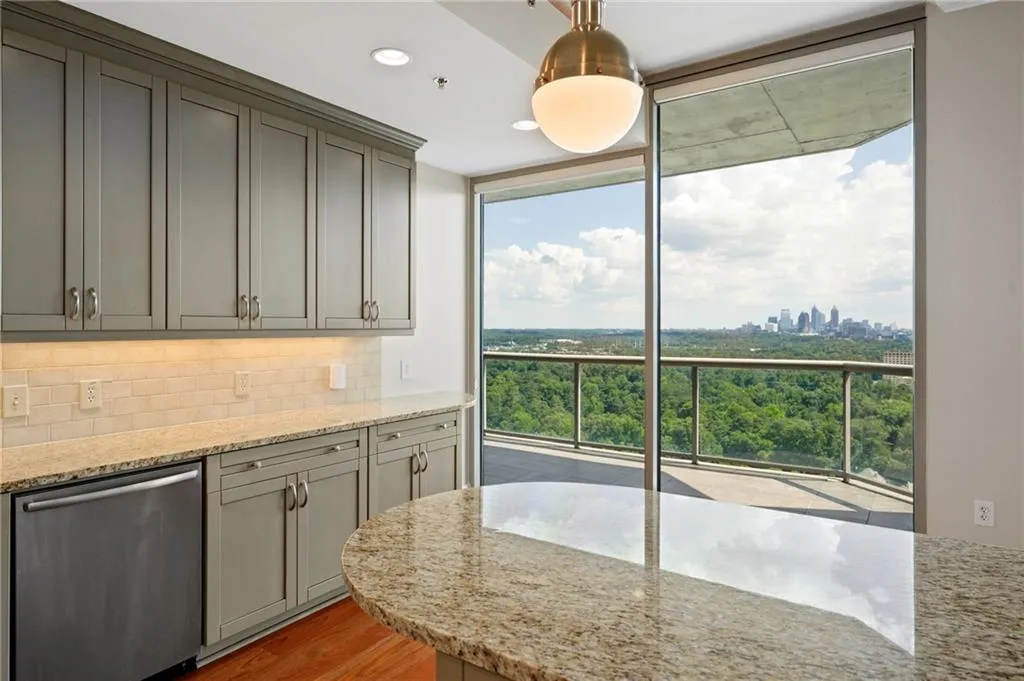 2795 Peachtree Road Ne Unit 1904, Atlanta, Georgia 30305, 2 Bedrooms Bedrooms, ,2 BathroomsBathrooms,Residential,Sold,2795 Peachtree Road Ne Unit 1904,7132222
