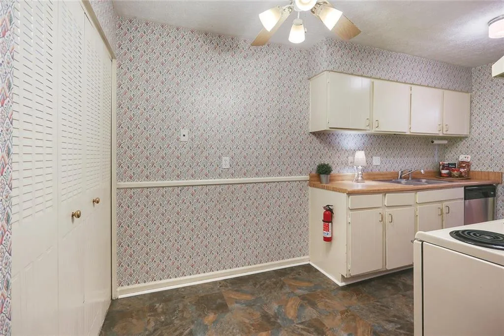 725 Dalrymple Road Unit 1c, Sandy Springs, Georgia 30328, 2 Bedrooms Bedrooms, ,2 BathroomsBathrooms,Residential,Sold,725 Dalrymple Road Unit 1c,6121192
