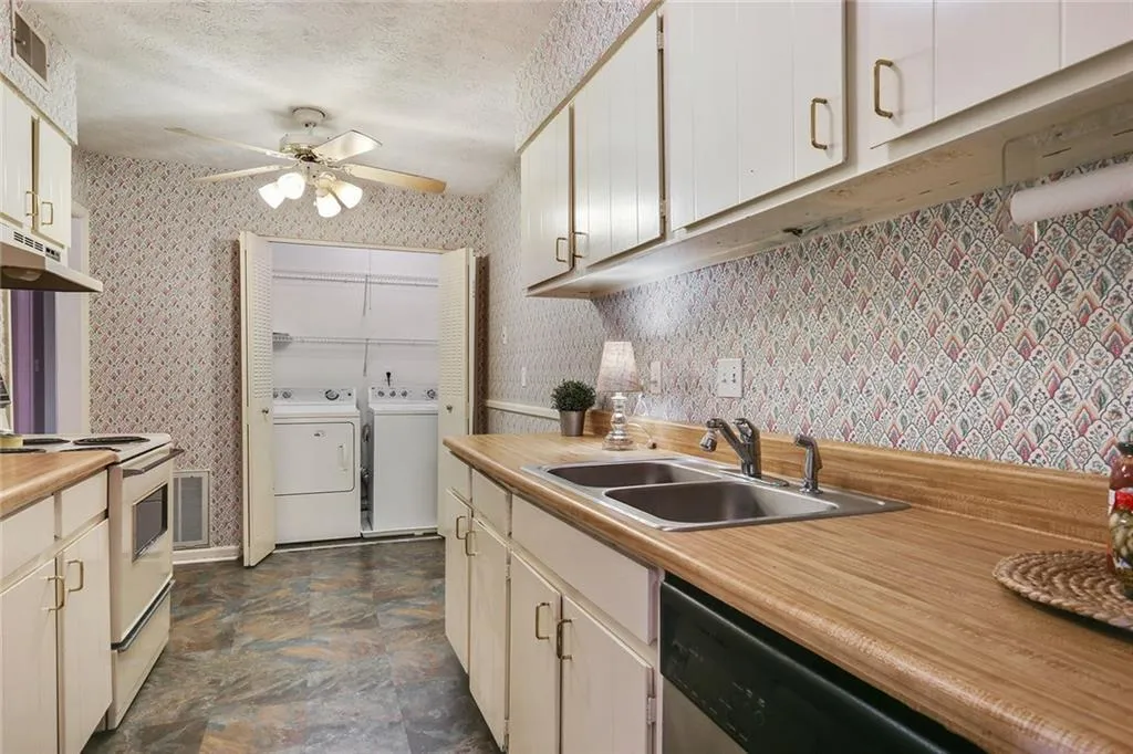 725 Dalrymple Road Unit 1c, Sandy Springs, Georgia 30328, 2 Bedrooms Bedrooms, ,2 BathroomsBathrooms,Residential,Sold,725 Dalrymple Road Unit 1c,6121192
