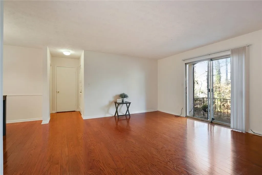 725 Dalrymple Road Unit 1c, Sandy Springs, Georgia 30328, 2 Bedrooms Bedrooms, ,2 BathroomsBathrooms,Residential,Sold,725 Dalrymple Road Unit 1c,6121192