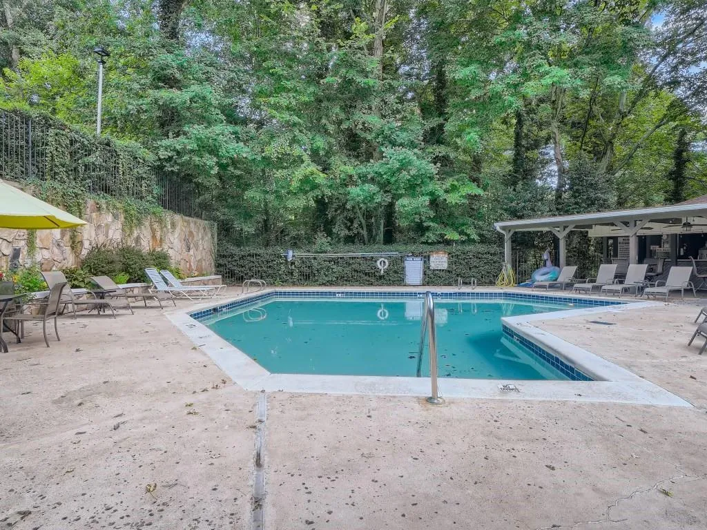 5147 Roswell Road Unit 2, Atlanta, Georgia 30342, 2 Bedrooms Bedrooms, ,1 BathroomBathrooms,Residential,Sold,5147 Roswell Road Unit 2,7114351