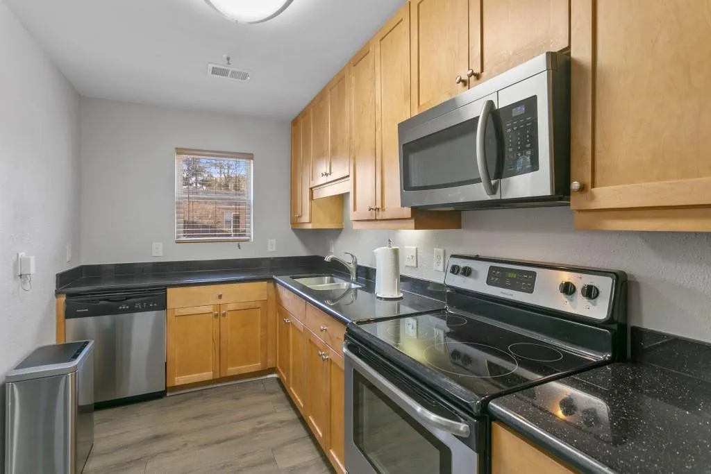 215 Nw Winding River Drive Unit G, Sandy Springs, Georgia 30350, 2 Bedrooms Bedrooms, ,2 BathroomsBathrooms,Residential,Sold,215 Nw Winding River Drive Unit G,6813004