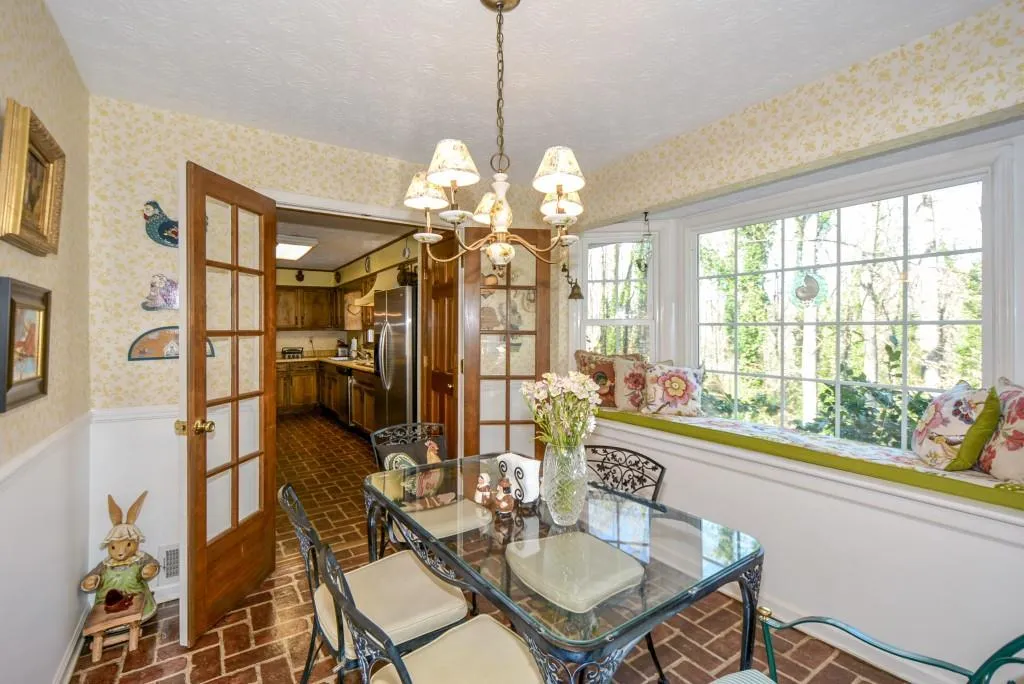 556 Tara Trail, Sandy Springs, Georgia 30327, 4 Bedrooms Bedrooms, ,3 BathroomsBathrooms,Residential,Sold,556 Tara Trail,6516546