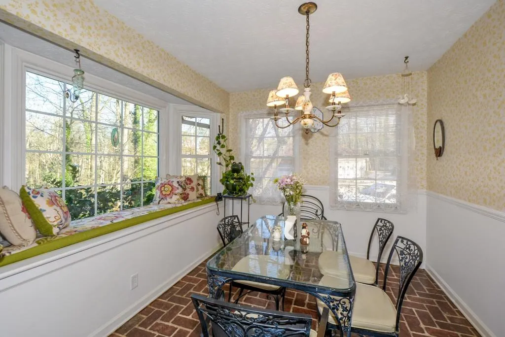 556 Tara Trail, Sandy Springs, Georgia 30327, 4 Bedrooms Bedrooms, ,3 BathroomsBathrooms,Residential,Sold,556 Tara Trail,6516546