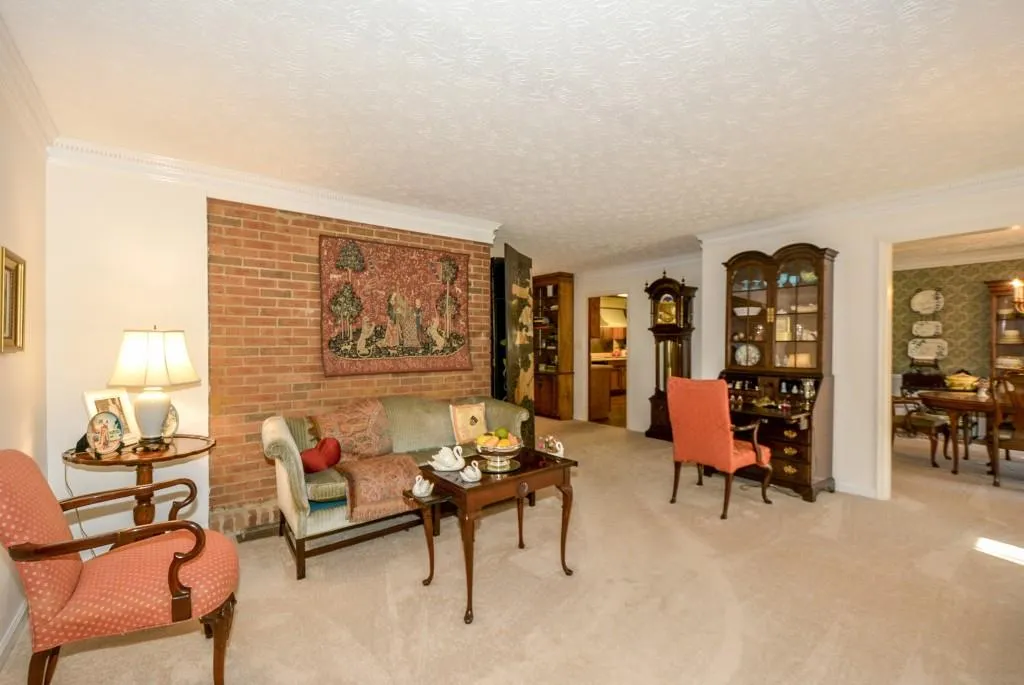 556 Tara Trail, Sandy Springs, Georgia 30327, 4 Bedrooms Bedrooms, ,3 BathroomsBathrooms,Residential,Sold,556 Tara Trail,6516546